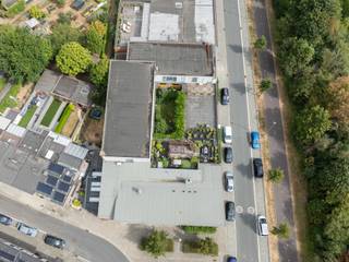 <p>Ruime multifunctionele werkruimte op een uitstekende locatie in Antwerpen<br /><br />Aan de Argentiniëlaan 49 in Antwerpen bevindt zich een veelzijdig pand van circa 492 m², gehuisvest in een karaktervol gebouw uit 1957. De architectuur en uitstraling van het pand herinneren aan de periode van de Wereldtentoonstelling en geven de locatie een eigen identiteit.<br /><br />De beschikbare ruimte is ingericht met een mix van ruime werkzones en afzonderlijke lokalen. Hierdoor kan de indeling zowel worden afgestemd op een open en dynamische werkomgeving als op bedrijven die nood hebben aan meer privacy of verschillende functionele ruimtes.<br /><br />Ook op vlak van bereikbaarheid scoort de locatie sterk. Via de nabijgelegen Noorderlaan zijn zowel de Antwerpse Ring als de belangrijkste verkeersassen en autosnelwegen vlot bereikbaar. Dat maakt de kantoorruimte praktisch voor zowel werknemers als klanten, partners en leveranciers.<br /><br />Een unieke combinatie van oppervlakte, karakter en creatieve mogelijkheden, op een strategisch gelegen locatie in Antwerpen.<br /><br />Contacteer Arno via arno@reds.be of +32 498 66 21 41 voor een bezoek of meer info</p>