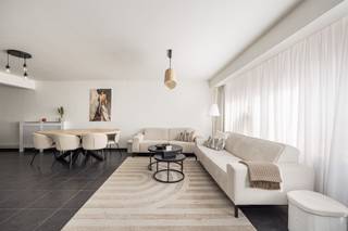 <p><span>Instapklaar appartement met staanplaats te Mechelen</span></p><p><span> </span></p><p><span>Het appartement is gelegen aan de Leopoldstraat in Mechelen. Dankzij deze uitstekende locatie bevinden alle voorzieningen zich vlakbij. Winkels, scholen, sport en ontspanning zijn te voet of met de fiets perfect bereikbaar. Gezien het appartement zich ook vlakbij het station bevindt is de verbinding met steden zoals Brussel, Antwerpen en Leuven uitstekend. Ook met de wagen staat op u op enkele minuten al aan de oprit van de E19 Antwerpen/Brussel. Het appartement zelf onderging een grondige renovatie van het interieur enkele jaren geleden. Op dit moment is het ingedeeld met een zeer grote slaapkamer met dressing en zijn er bij de keuken twee aparte bergingen. De woonkamer, eetkamer en keuken zijn opengetrokken wat zorgt voor een zeer ruim en lichtrijk gevoel. Tot slot beschikt het appartement ook over een kelderberging en een staanplaats. </span><span>Deze staanplaats is optioneel mee aan te kopen.</span></p><p><span> </span></p><p><span>Indeling:</span></p><p><span>Appartement</span></p><p><span>- inkomhal</span></p><p><span>- woonkamer</span></p><p><span>- eetkamer</span></p><p><span>- keuken</span></p><p><span>- berging 1</span></p><p><span>- berging 2</span></p><p><span>- apart toilet</span></p><p><span>- wasberging</span></p><p><span>- badkamer</span></p><p><span>- slaapkamer</span></p><p><span> </span></p><p><span>Kelderverdieping</span></p><p><span>- kelderberging</span></p><p><span>- staanplaats</span></p><p><span> </span></p><p><span>Troeven</span></p><p><span>- EPC-label B</span></p><p><span>- staanplaats</span></p><p><span>- uitstekende locatie</span></p><p><span> </span></p><p><span>Ben jij geïnteresseerd in dit appartement te koop in Mechelen, ben je op zoek naar ander vastgoed, een investering of wens je de waarde van jouw eigendom te kennen? Dan ben je bij </span><span>BOLT Immo</span><span> aan het juiste adres! Wij helpen jou graag verder.</span><span> </span></p>