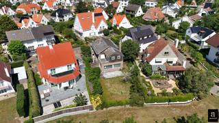 <p><span>Uniek aanbod: ge</span><span>legen op een uitzonderlijke locatie in het hart van Knokke, met een prachtig frontaal zicht op het Zegemeer, bevindt zich deze te renoveren villa op een perceel van circa 689 m².</span></p>
<p><span>De woning biedt een bijzonder interessante basis voor wie op zoek is naar een ruime villa op een absolute toplocatie en beschikt over vergunde plannen voor een grondige renovatie en uitbreiding. Het voorziene ontwerp omvat onder meer 5 slaapkamers en 4 badkamers, aangevuld met ruime leefvertrekken en een personenlift die de verschillende verdiepingen bereikt.</span></p>
<p><span>Ook op het vlak van parkeermogelijkheden biedt de villa uitzonderlijk veel potentieel. De bestaande kelderverdieping wordt behouden en voorziet in een ruime ondergrondse garage voor circa 2 à 3 wagens. Daarnaast is er op de oprit plaats voor meerdere auto's.</span></p>
<p><span>Dankzij de combinatie van het ruime perceel, de vergunde plannen, de royale parkeermogelijkheden en vooral het frontale zicht op het Zegemeer, vormt deze eigendom een bijzonder interessante opportuniteit voor wie een exclusieve villa wenst te realiseren op één van de meest gegeerde locaties van Knokke.</span></p>
<p><span>Een unieke renovatiemogelijkheid met uitzonderlijk potentieel, op wandelafstand van het Zegemeer, de Zeedijk en het centrum van Knokke.</span></p>