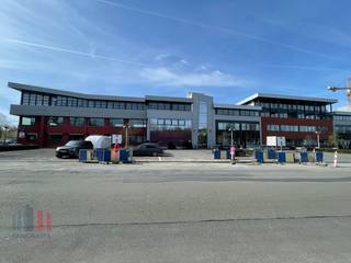 Instapklare kantoorruimte met een totale oppervlakte van 160 m² te huur. Deze aantrekkelijke ruimte is uitstekend gelegen vlak naast de E40 en...