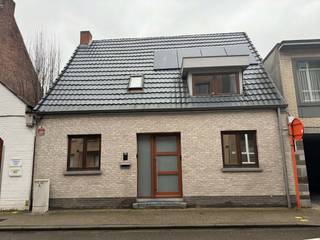 Karaktervolle halfopen bebouwing – Volledig gerenoveerd in 2024 – Centrum IzegemBent u op zoek naar een instapklare woning mét ziel? Deze...