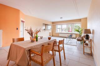 Dit netjes onderhouden tweeslaapkamerappartement bevindt zich op de bovenste verdieping van een kleinschalig gebouw op de rustige en groene Linkeroever. De ligging is een echte troef: je woont vlak bij winkels, scholen, openbaar vervoer en recreatie, met de Zeilplas Galgenweel op wandelafstand. Bovendien geniet je van een vlotte verbinding naar het centrum van Antwerpen.<br /><br />Via de inkomhal heb je toegang tot alle ruimtes. De leefruimte voelt licht en aangenaam aan en is, net zoals de rest van het appartement, afgewerkt met een onderhoudsvriendelijke tegelvloer. Aansluitend bevindt zich de keuken, die in zeer goede staat verkeert en praktisch is ingericht. Het appartement telt twee volwaardige slaapkamers; één daarvan biedt toegang tot een compact maar gezellig terras, ideaal voor een momentje buitenlucht.<br /><br />De badkamer is netjes onderhouden en uitgerust met een ligbad met douchefunctie, lavabo en extra opbergruimte. Verder is er een private berging aanwezig,. <br /><br />Het appartement heeft een EPC-score van 677 (label F), wat voornamelijk te wijten is aan het niet-geïsoleerde dak van deze bovenverdieping. Dit biedt meteen mogelijkheden voor wie graag investeert in een energiebewust toekomstplan.