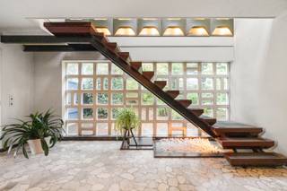 [[ DIT PAND NEEMT DEEL AAN DE ERA OPEN HUIZEN DAG OP 6/12 VAN 13:00 TOT 14:00 ]]
<p><strong>Unieke modernistische villa met karakter en tal van mogelijkheden, net buiten het centrum van Diksmuide</strong></p>

<p>Op een steenworp van de Grote Markt van Diksmuide, in een zone met veel passage en toch rust, bevindt zich deze uitzonderlijke modernistische villa op een royaal perceel van 2.500 m². Ontworpen door architect Charles Cornelis en later bewoond én benut als werkruimte door architect Stefaan Hoet, straalt deze woning authenticiteit en functionaliteit uit.</p>

<p>De woning baadt in natuurlijk licht dankzij de grote raampartijen en biedt een prachtig zicht op de weelderige tuin. De benedenverdieping werd ingericht als bureauruimte, maar deed vroeger dienst als kangoeroewoning — ideaal voor wie wonen en werken wil combineren, een praktijk aan huis wenst of een ruime thuis zoekt voor een samengesteld gezin of inwonende ouders.</p>

<p>Met 4 tot 6 slaapkamers, polyvalente ruimtes, een dubbele inpandige garage en een oprit voor 4 à 6 wagens is ruimte hier geen probleem. De woning beschikt bovendien over meerdere terrassen, een tuinhuis en drie regenputten van elk 5.000 liter.</p>

<p>Ook op energetisch vlak scoort deze woning goed: EPC C, deels verwarmd op mazout, voorzien van een houtkachel én uitgerust met een warmtepomp, zonnepanelen en een zonneboiler.</p>

<p>Een unieke kans voor wie op zoek is naar een karaktervolle woning met een ziel, waar wonen, werken en genieten harmonieus samenkomen. Een “one of a kind” eigendom met eindeloze mogelijkheden.</p>
Interesse contacteer ons kantoor:<br /><u><strong>0473/39 04 01<br />peter@eravandenbussce.be</strong></u>