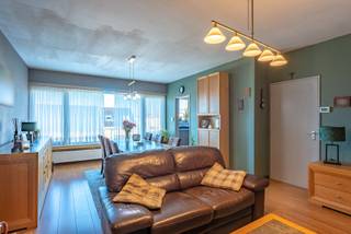 In Kapellen kortbij alle voorzieningen (winkels, scholen, openbaar vervoer,...) vindt u dit appartement met 2 slaapkamers op de tweede verdieping.<br />INDELING<br />U komt via de trap binnen in de inkomhal met apart toilet. De ruime leefruimte (laminaat) heeft veel lichtinval dankzij de grote raampartijen. Aanpalend bevindt zich de keuken (voorzien van inductievuur, dampkap, combi-oven en dubbele spoelbak). Het appartement beschikt verder over 2 slaapkamers, een badkamer (met bad/douche, lavabo en aansluiting wasmachine) en een ondergrondse kelder.<br />De maandelijkse kosten bedragen slechts 60€ per maand.<br />De huur van een garagebox kan worden overgenomen. <br />PLUSPUNTEN<br />- Centrale ligging<br />- Gunstig B label<br />- Elektriciteit conform (2023)<br />- Dubbele beglazing PVC (2020) - rolluiken in de slaapkamers<br />- Nieuwe gasketelinstallatie (individueel 2023)<br />- Nieuw dak (2024)<br />- Zeer lage gemeenschappelijke kosten<br />Heeft u interesse in dit appartement? Contacteer ons dan op 03 568 03 03 of via info@vastgoed03.be.