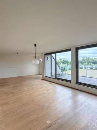 <p><span>DESTELBERGEN </span><span>- Bent u op zoek naar een ruim appartement met groot terras en prachtig uitzicht te Destelbergen?<br />Dan is dit appartement misschien iets voor u.</span></p><p><span> </span></p><p><span>De belangrijkste troeven in een notendop:</span></p><ul><li><span>Energiezuinig appartement (EPC B)</span></li><li><span>Groot en zonnig terras met prachtig uitzicht op de groene velden</span></li><li><span>1 ondergrondse parkeerplaats en 1 bovengrondse staanplaats</span></li><li><span>Extra kelderberging</span></li><li><span>Rustige, groene ligging en toch vlot bereikbaar via E17 en E40</span></li></ul><p><span> </span></p><p><span>Zo ziet het appartement er uit:</span></p><p><span>Inkomhal met toegang tot de berging en apart toilet. Ruime leefruimte met open keuken en voldoende ruimte voor het inrichten van een praktische bureauhoek.<br />Vanuit de leefruimte is er toegang tot het grote zonnige terras met mooi zicht op de omliggende groene velden.<br />Er zijn 2 Slaapkamers en 2 badkamers waarvan 1 ensuite met bad, lavabo en toilet aan de slaapkamer.<br />Daarnaast beschikt het appartement over een kelderberging, 1 ondergrondse staanplaats in de parkeergarage en 1 bovengrondse staanplaats.<br /><br /></span></p><p><span>Belangrijk:</span><span><br />Beschikbaar vanaf 1 oktober 2026<br />Huurprijs € 1300 + € 90 provisie</span></p><p><span>EPC: 183kWh (B)</span></p><p><span> </span></p><p><span>Voor een bezoek ter plaatse, vul zeker het huurdersprofiel in via onze website</span></p>