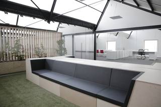 In bedrijvencentrum Intraxie te Roeselare-Rumbeke bevindt zich dit instapklaar kantoor van ca. 64m².De ideale coworking-locatie waarbij u een...