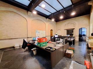 Op een toplocatie, vlakbij de Grote Markt van Lier, bevindt zich deze karaktervolle winkelruimte in het prachtige historische gebouw ‘De Oude...