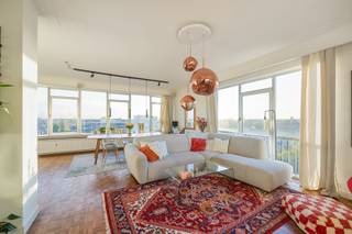 <br /><strong>Gemeubeld</strong> hoekappartement met prachtig uitzicht aan de Mechelsesteenweg. Op zoek naar een lichtrijk en instapklaar appartement op een toplocatie? Dit gemeubelde hoekappartement op de 9de verdieping van een goed onderhouden gebouw biedt comfort, stijl en een adembenemend uitzicht over de stad.  Vlakbij winkels, openbaar vervoer, restaurants en op korte afstand van het stadscentrum. Dankzij de hoekligging geniet je de hele dag van veel natuurlijk licht. De inrichting is modern en gezellig.<br /><br /><strong>Indeling:</strong> Inkomhal met gastentoilet. Ruime living met grote ramen en panoramisch zicht, volledig ingerichte keuken met alle toestellen en ontbijttoog. Aansluitend een klein terrasje. Hoofdslaapkamer met terras en dressing, 2de slaapkamer ingericht als burokamer, badkamer met inloopdouche en dubbele lavabo. Bergingkast met wasmachine en droogkast.<br /><br /><strong>Bijzonderheden:</strong>
<ul>
	<li>Alg. kosten 275 EUR/maand incl. verwarming en water.</li>
	<li>Beschikbaar vanaf 1 februari</li>
</ul>
<br />Schrijf je in via www.metropoolvastgoed.be voor een bezoekmoment.