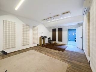 Multifunctionele ruimtes te huur - Ideaal voor diverse doeleinden!Ontdek deze interessante opportuniteit voor de huur van drie afzonderlijke ruimtes, perfect geschikt voor bijvoorbeeld kantoren, praktijkruimtes. De ruimtes hebben de volgende oppervlaktes:Comfort en functionaliteit:Voorzien van elektrische verwarming en airconditioning voor een aangenaam klimaat het hele jaar door.Een goederenlift is beschikbaar, wat het transport van materialen aanzienlijk vereenvoudigt.Sanitaire voorzieningen zijn aanwezig in het pand.Beschikt over een aparte elektriciteitsmeter, wat zorgt voor een transparante kostenberekening.Financiële details:De onroerende voorheffing wordt forfaitair vastgesteld op het equivalent van één maand huur.Er wordt een huurwaarborg van 3 maanden gevraagd.Interesse?Aarzel niet om contact op te nemen voor meer informatie of een bezichtiging van dit bedrijfsvastgoed te huur!