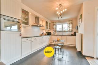 Ontdek deze verzorgde halfopen bebouwing in het gegeerde Vosseslag te De Haan, op een rustige ligging vlakbij bos en duinen. Deze woning uit 2011 bevindt zich op een perceel van 408 m² en biedt een ideale combinatie van comfort, ruimte en energiezuinig wonen.<br /><br />Bij het betreden van de woning komt u in de inkomhal met gastentoilet. De lichtrijke woonkamer met grote raampartijen en schuifraam sluit naadloos aan op de tuin en het terras. Aansluitend vindt u de volledig uitgeruste keuken met kwalitatieve toestellen en voldoende opbergruimte. Verder beschikt het gelijkvloers over een praktische berging en een inpandige garage met elektrische poort.<br /><br />Op de eerste verdieping bevinden zich drie volwaardige slaapkamers en een ruime badkamer uitgerust met ligbad, inloopdouche, toilet en lavabomeubel. Via een uitvouwtrap bereikt u de zolder, ideaal als extra bergruimte.<br /><br />De woning is voorzien van PVC-ramen met dubbele beglazing, centrale verwarming op aardgas en een conforme elektrische installatie. De regenwaterput van 5.000 liter is aangesloten op verschillende toepassingen, wat bijdraagt aan een duurzaam waterverbruik.<br /><br />De volledig afgesloten tuin met terras en tuinhuis biedt de perfecte plek om in alle privacy te genieten. De oprit biedt plaats voor twee wagens.<br /><br />Een instapklare gezinswoning op een toplocatie aan de kust! Ideaal als vaste woonst of tweede verblijf.