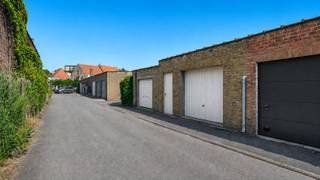 Stevig gebouwde woning op een perceel van 324 m² op wandelafstand van het centrum van Knokke. De woning omvat momenteel 5 slaapkamers, een aangename tuin en een grote garage met uitweg achteraan. <br /><br />De woning is goed gelegen centraal te Knokke met alle winkels, de sportfaciliteiten van Duinenwater en het openbaar vervoer met trein en tram binnen wandelafstand. <br /><br />Een stevige woning volledig onderkelderd en voorzien van gewelven in beton. Drie volwaardige verdiepingen + grote kelder. Achteraan het perceel een vergund bijgebouw met de garage en extra ruimte voor de fietsen. Het dak van de woning werd vernieuwd in 2009. <br /><br />Gelijkvloers met inkom, traphal, woonkamer en keuken uitgevend op de tuin alsook een gastentoilet. Op de eerste verdieping 3 slaapkamers en een ingerichte badkamer met extra toilet. Volwaardig tweede verdiep met slaapkamer 4 en 5. Een aangename buitenruimte met zonneterras, tuin en achterliggende garage met uitweg. <br /><br />De woning bevindt zich in een te moderniseren toestand maar beschikt over een degelijke basisconstructie. Met het beschikbare volume en de aanwezigheid van de mooie tuin en de vergunde garage is dit een opportuniteit voor kopers op zoek naar een woning vlakbij Knokke-Centrum. <br /><br />Kom de woning vrijblijvend bezoeken na afspraak met Willem Cauwels op GSM 0477/60.12.16.