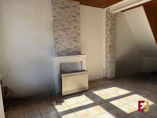 <p>Op zoek naar een gezellige woning met ruimte én centrale ligging? Dan is deze charmante woning in de Weverstraat in Wetteren zeker het ontdekken waard.<br /><br />Hier geniet je van een aangename leefruimte met open keuken, een praktische badkamer en maar liefst drie slaapkamers. De woning biedt een fijne combinatie van comfort en functionaliteit en vormt een aangename thuis voor wie graag rustig woont, maar toch alles binnen handbereik heeft.<br /><br />Dankzij de centrale ligging in Wetteren bevinden winkels, scholen, horeca en dagelijkse voorzieningen zich vlot in de buurt. Ook de verbinding richting Gent en omliggende gemeenten zijn een mooie troef.<br /><br />Een woning met karakter, ruimte en een ligging die wonen net dat tikkeltje makkelijker maakt.<br />Ontdek jij hier jouw nieuwe thuis? Contacteer ons voor een bezoek!</p>