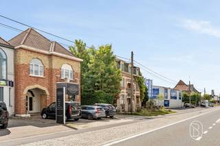 <p>Topgelegen investeringspand bestaande uit een verhuurd handelspand en een appartement, gelegen op een ruim perceel van +/- 1.200 m² met uitbreidingsmogelijkheden. Ideaal voor investeerders dankzij goede zichtbaarheid en topligging. Indeling handelspand: zithoek, bar, keuken en opslagruimte. Indeling appartement: aparte ingang, een keuken, badkamer, leefruimte, slaapkamer en zolder. Bezoek na afspraak met IMMO BEGUIN of mail naar info@immobeguin.be</p>