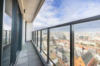 In het hart van de Europese wijk, aan de Chaussée d’Etterbeek, ontdekt u een hooggelegen appartement dat spectaculair uitzicht, licht en...