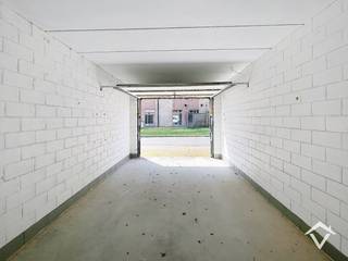 Ruime garage in het centrum van Ardooie! Zeer gemakkelijk te bereiken. Alles is kortbij gelegen. Kan gebruikt worden als bergplaats of garage. <br /><br />Afmetingen:<br />- Breedte: 3m.<br />- Lengte: 5m6.<br /><br />Verkoop onder registratierechten. <br /><br />Contacteer Louis voor meer informatie: 0493/401330.
