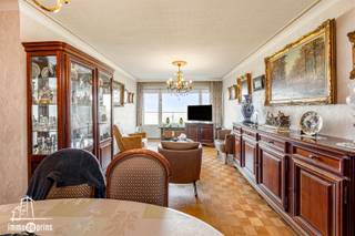 Appartement met topligging en potentieel in Sint-Niklaas. Dit appartement geniet van een uitstekende ligging in Sint-Niklaas, vlakbij belangrijke invalswegen zoals de E17 en op fietsafstand van het centrum. Met twee slaapkamers, een aangenaam terras en een gunstig EPC-label B biedt dit eigendom heel wat mogelijkheden. Ideaal voor wie op zoek is naar een eigen woonst en het appartement naar eigen smaak wenst op te frissen, maar eveneens interessant als investering na renovatiewerken met het oog op een mooi verhuurrendement. Een mooie opportuniteit op een sterke locatie!