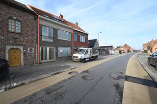 Dit uniek aanbod is gelegen in het hartje van Ardooie en heeft naast de woning met 3 slaapkamers nog extra troef, namelijk een volledig ingerichte studio op de bovenste verdieping.<br /><br />De woning beschikt over volgende ruimtes: de inkomhal, ruime woonkamer met open keuken, gastentoilet, wasplaats en een aparte ingang die rechtstreeks toegang biedt tot de tuin. Op de eerste verdieping bevinden zich 3 volwaardige slaapkamers en een ruime badkamer, uitgerust met een bad, douche, toilet en lavabo. Op de tweede verdieping bevindt zich de extra troef van deze woning, namelijk een volledig afgewerkte studio met ingerichte keuken en badkamer. Deze ruimte leent zich perfect als kangoeroewoning, inwonende tiener, bureau, ...  <br /><br />Het EPC-label C (227 kWh/m² jaar) zorgt voor een degelijke energieprestatie.<br />Daarnaast is er de mogelijkheid om twee garages (te bereiken via de tuin) aan te kopen voor €45.000. Dit maakt een grote meerwaarde voor de woning op vlak van parkeergelegenheid, opslagruimte, ...<br /><br />Bruikbare vloeroppervlakte volgens EPC: 190 m2<br />EPC: 227 kWh/m2 (UC: 0003774508)