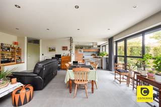 <p><span>Maison double avec beaucoup de potentiel à vendre à Kontich</span></p><p><span>dans une rue calme, à distance de marche du centre de Boom, nous vous proposons cette maison double polyvalente. La propriété se compose de deux unités résidentielles distinctes avec des numéros de maison séparés : Gasstraat 14 et Gasstraat 12A. Une opportunité unique pour ceux qui recherchent une maison kangourou, un investissement avec un potentiel locatif, ou une combinaison de vie et de travail. Ou vous êtes à la recherche d'une maison spacieuse ?</span></p><h3><span>Rue du Gaz 14</span></h3><p><span>Cette propriété dispose d'un espace de vie spacieux et lumineux, d'une cuisine séparée, d'une salle de bains et de deux chambres de taille normale. À l'extérieur, il y a une cour accueillante, idéale pour profiter du plein air. Il y a également une cave, idéale comme espace de stockage supplémentaire.</span></p><p><span>Techniquement, la propriété est en bon état :</span></p><ul><li><span>Double vitrage intégral avec fenêtres en PVC</span></li><li><span>Chauffage au gaz naturel</span></li><li><span>Label EPC C, indiquant une bonne performance énergétique</span></li></ul><h3><span>Rue du gaz 12A</span></h3><p><span>Cette unité résidentielle a une construction et une disposition différentes qui rendent le bien encore plus intéressant :</span></p><ul><li><span>Rez-de-chaussée : un garage très spacieux, idéal pour les voitures, le stockage ou comme espace de travail</span></li><li><span>Premier étage : espace de vie, cuisine équipée et salle de bains</span></li><li><span>Grenier : aménagé en chambre à coucher avec beaucoup de lumière naturelle</span></li></ul><p><span> </span></p><p><span>Cette propriété est également équipée de double vitrage à l'exception d'une fenêtre Velux en bois dans le grenier. Il bénéficie d'un label EPC D, ce qui constitue une base solide avec un potentiel d'amélioration.</span></p><h3><span>Avantages de ce bien :</span></h3><ul><li><span>Deux unités résidentielles séparées avec leur propre numéro de maison et leur propre agencement</span></li><li><span>Idéal pour la vie de kangourou, la double occupation, l'espace de pratique ou comme investissement</span></li><li><span>Situation centrale dans une rue calme de Boom, à proximité des magasins, des écoles et des transports publics</span></li><li><span>Fenêtres à double vitrage dans les deux propriétés (à l'exception d'une fenêtre Velux)</span></li></ul><p><span> </span></p>