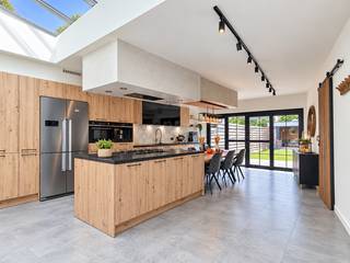 <p>Deze prachtige tot in de puntjes afgewerkte woning is gelegen in de gegeerde Schorvoortwijk, in een rustige doodlopende straat. Winkels, scholen en openbaar vervoer bevinden zich vlakbij, waardoor u geniet van rust én een uitstekende bereikbaarheid.</p>
<p>Via de inkomhal met ingemaakte kasten en toegang tot de kelder, komt u in de ruime, lichtrijke leefruimte met open keuken. De gigantische keuken is stijlvol afgewerkt met kwaliteitsvolle materialen en hoogwaardige toestellen, waaronder een ingebouwde koffiemachine en modern fornuis. Vanuit de leefruimte en keuken heeft u zicht op de onderhoudsvriendelijke tuin met gezellige lounge en tuinhuis.</p>
<p>Op het gelijkvloers vindt u tevens een stijlvolle badkamer met ligbad, ruime inloopdouche, toilet en modern wasmeubel. Via de keuken is er toegang tot de inpandige garage en een polyvalente ruimte die naar wens kan worden ingericht.</p>
<p>De verdieping beschikt over vijf volwaardige slaapkamers met ingemaakte kasten en een ruim toilet met wasmeubel. Parkeren kan in de garage of op de ruime oprit, waar bovendien een laadvoorziening voor een elektrische wagen aanwezig is.</p>
<p>Troeven:</p>
<ul>
<li>Energiezuinig</li>
<li>Elektrische rolluiken</li>
<li>Vloerverwarming</li>
<li>Zonnepanelen</li>
<li>Laadvoorziening voor de auto</li>
<li>Rustige ligging</li>
<li>Vlot bereikbaar naar E34 en centrum Stad Turnhout</li>
<li>Warme bakker aan de overkant en apotheker om de hoek. School op 1 minuut wandelafstand</li>
</ul>
<p>Deze woning is te koop ZONDER makelaar via het concept van Smart Houses! Wenst u verdere inlichtingen of een bezoek? Contacteer rechtstreeks de eigenaar via +32483087765</p>