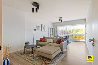 <p><span>Welkom in dit prachtige, moderne en functionele appartement in het vriendelijke Aartselaar!</span></p><p><span>Dit instapklare appartement van 90 m² (volgens EPC) combineert comfort, stijl en praktische leefruimte. Gelegen in een kleinschalig gebouw zonder lift, bevindt het appartement zich op wandelafstand van het dorpscentrum, met winkels, scholen en openbaar vervoer binnen handbereik.</span></p><p><span>Indeling:</span><span><br />De open woonkamer en eetruimte vormen samen een gezellige en ruime leefzone, ideaal om samen te komen met familie en vrienden. Grote schuifdeuren geven toegang tot het balkon met een ruim uitzicht op het groen.</span></p><p><span>De moderne, gesloten keuken is volledig uitgerust met kwalitatieve inbouwapparatuur en afgewerkt met een stijlvolle grijze tegelachterwand en warme houten accenten. Ruime werkbladen bieden voldoende plaats voor al uw culinaire activiteiten.</span></p><p><span>Het appartement beschikt over drie slaapkamers: twee ruime kamers met grote ramen voor veel natuurlijk licht, en een iets compactere kamer, perfect als bureau, babykamer of dressing.</span></p><p><span>De badkamer is praktisch en modern ingericht, met donkere tegels, een inloopdouche en een modern wastafelmeubel. Extra gemak biedt de ingebouwde wasmachine en droger. Het toilet is apart gelegen.</span></p><p><span>Extra troeven van dit appartement:</span></p><ul><li><span>Instapklaar en goed onderhouden </span></li><li><span>Veel natuurlijke lichtinval </span></li><li><span>Doorlopend appartement met slimme indeling </span></li><li><span>Drie slaapkamers </span></li><li><span>Kleinschalig gebouw voor maximale rust </span></li><li><span>Elektriciteit conform </span></li><li><span>Wandel afstand van het dorp van Aartselaar </span></li><li><span>Rustige buurt</span></li></ul><p><span>Met zijn lichte, moderne design, kwalitatieve afwerking en uitstekende ligging in Aartselaar, biedt dit appartement een ideale combinatie van comfort, stijl en praktische levenskwaliteit.</span></p>