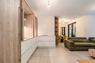 <p>Modern appartement in residentie Mirab'eau in Hamme te koop, rustig gelegen aan de oevers van de Durme en vlak bij het centrum.</p>
<p>Deze mooi afgewerkte en gemeubelde serviceflat uit 2024 combineert comfortabel wonen met uitgebreide faciliteiten voor senioren (65+). Het appartement geniet van een unieke ligging aan het water, naast de visput, en beschikt over een groot terras waar je in alle rust kan genieten van de groene omgeving. Residentie Mirab'eau biedt woonassistentie en tal van gemeenschappelijke voorzieningen zoals een fitnessruimte, biljartgelegenheid, cafetaria met ruim terras, kapsalon, wassalon en vuilnislokaal. Dankzij de centrale ligging bevinden winkels, openbaar vervoer en belangrijke invalswegen zich vlakbij.</p>
<p>Er is ook mogelijkheid tot aankoop van een staanplaats in de ondergrondse garage.</p>
<p>Belangrijkste ruimtes:<br />• Lichtrijke woonkamer met aangename leefruimte en toegang tot het terras<br />• Open keuken uitgerust met keramische kookplaat, combi-oven, koelkast, diepvries, vaatwasser en dampkap<br />• Slaapkamer met ingebouwde kasten<br />• Badkamer met douche, toilet en enkele wastafel<br />• Groot terras met uitzicht op het water en de groene omgeving</p>
<p>Troeven:<br />• Gemeubelde serviceflat in residentie Mirab'eau voor senioren (65+)<br />• Rustige ligging aan de oevers van de Durme, naast de visput<br />• Uitgebreide faciliteiten zoals woonassistentie, fitness, cafetaria en kapsalon</p>
<p>Neem vandaag nog contact op met je ERA-makelaar voor een bezoek. JOUW DROOMAPPARTEMENT. ZO GEVONDEN!</p>