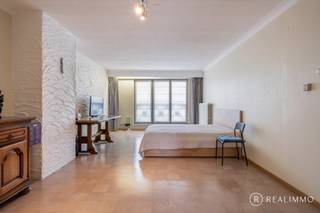 Dit lichtrijk appartement met<strong> 2 slaapkamers en autostaanplaats</strong> is gelegen in Beveren-Leie, een rustige en gegeerde deelgemeente van Waregem. Dankzij de gunstige ligging geniet je van een uitstekende verbinding naar Waregem en Kortrijk, met winkels, scholen en horeca op korte afstand.<br />Indeling:<br />Inkomhal, ruime leefruimte met veel lichtinval en een praktisch ingerichte keuken, 2 slaapkamers, badkamer met ligbad, lavabomeubel en toilet. Achteraan bevindt zich <strong>een ruim terras met aangenaam uitzicht – ideaal om te ontspannen na een drukke dag</strong>.<br /><br /><strong>Interessante investering:</strong><br />Het appartement is momenteel verhuurd aan €660/maand, wat zorgt voor <strong>een stabiel en mooi rendement</strong>. Dankzij de energiezuinigheid (EPC-label B) en de aantrekkelijke ligging blijft dit pand <strong>een duurzame en waardevaste belegging voor de toekomst</strong>.<br /><br /><strong>Troeven:</strong>
<ul>
	<li>Verwarming op aardgas (CV)</li>
	<li>Energiezuinig – EPC-label B</li>
	<li>Autostaanplaats inbegrepen</li>
	<li>Betrouwbare huurder – direct rendement</li>
</ul>
Ben je op zoek naar een zekere vastgoedbelegging met <strong>onmiddellijk huurrendement</strong> of een waardevaste eerste woonst? <strong>Dan is dit het ideale pand voor jou!</strong><br />Voor meer info of een bezoek: Cedrik – 0472/66.56.64 – cedrik@real-immo.be