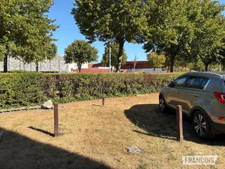 Een felbegeerde parkeerplaats in de drukke badstad gezocht? Wij bieden u de toegang aan tot deze parkeerplaats op wandelafstand van het centrum van Blankenberge.<br /><br />De parkeerplaats is makkelijk bereikbaar en bevindt zich buiten. De autostaanplaats is onmiddellijk beschikbaar. <br /><br />Aarzel niet en leg onmiddellijk uw bezoek vast! <br /><br />
