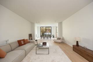 <p>A prime location, an interior you’ll fall in love with, and a private garden of 100 m²? Welcome to Markgravelei 121!</p><p>On one of Antwerp’s most sought-after avenues, you’ll discover this exceptionally spacious 154 m² apartment, where absolutely everything has been renovated. A state-of-the-art renovation with an eye for design, high-quality materials, and contemporary living comfort. Think warm hardwood floors, a stylish custom kitchen with built-in appliances, two luxurious bathrooms, and large aluminum windows that bring the greenery inside.</p><p>- Prime location on the prestigious Markgravelei<br />- Private city garden spanning no less than 100 m²<br />- 2 spacious bedrooms and 2 bathrooms<br />- Bicycle storage<br />- EPC rating: A</p><p>The spacious living area immediately impresses with its sense of space and abundance of natural light. The living room, dining area, and open custom kitchen flow seamlessly into one another. The large sliding windows connect the space to the terrace and the backyard. And what a backyard! A whopping 100 m² of private green space, featuring a beautiful mature tree as the centerpiece. Long summer evenings, lavish dinners, or simply enjoying the peace and quiet: here, the outdoor lifestyle comes as a bonus.</p><p>The rest of the apartment is equally impressive. Two full-sized bedrooms, two stylishly finished bathrooms with walk-in showers, and a well-thought-out layout offer every comfort. A separate utility room, guest bathroom, and basement round out the picture. Everything has been renovated, tastefully coordinated, and—thanks to its EPC A rating—is fully prepared for the future.</p><p>And then there’s the location! The Markgravelei combines upscale residential living with the best of Antwerp right at your fingertips. From the cozy coffee bars and restaurants around the Markgrave neighborhood to the vibrant atmosphere of ‘t Zuid, the KMSKA, and the green walking paths of the Hof van Leysen. Here, you can enjoy a peaceful home base without missing out on any of city life.</p><p>154 m² of luxury, a 100 m² garden, and a prime location. Some combinations speak for themselves.</p><p>Don’t let this once-in-a-lifetime opportunity pass you by! Discover it for yourself and schedule your visit at www.sinjoor.be or 03 283 05 00.</p>