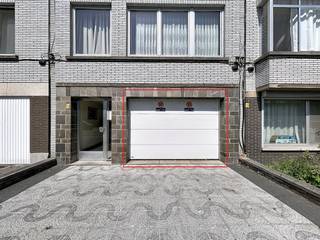 This multifunctional warehouse/garage box on the Laarsebaan offers the perfect solution for those looking for quality real estate in the...