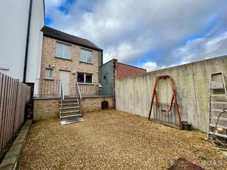 Deze recent gebouwde dubbele woning kan u terugvinden in het centrum van Ronse, op wandelafstand van winkels, bakker en Grote Markt van Ronse. <br />Indeling woning straatzijde:  op het GV: Inkomhal, ruime garage van voor naar achter (dubbele sectionaalpoort) en een berging. Op de verdieping is de ruime leefruimte met toegang tot het terras (zuidwest), de ingerichte keuken en berging. Op de 2de verdieping:  2 ruime slaapkamers, badkamer en wasplaats. De zolder biedt mogelijkheid tot extra kamer.  <br />Tussen de 2 woningen is er een binnentuin/koer. <br /><br />Indeling woning achterzijde: Ruime lichtrijke leefruimte met open keuken, berging en apart toilet. Op de verdieping 2 zijn 2 slaapkamers en een badkamer.  Zuidwest geörienteerde tuin met terras en berging. <br />Troeven:<br />- Kan dienen als Kangoeroewoning (weliswaar 1 adres) <br />- Recent gebouwd (2018), alles in perfecte staat! <br />- Energiezuinig LABEL A<br />- TUIN en GROTE GARAGE<br />- VEEL RUIMTE! <br /><br />Interesse? Contacteer Jens 0488 98 13 30 of jens@immoboss.be <br /><br /> 