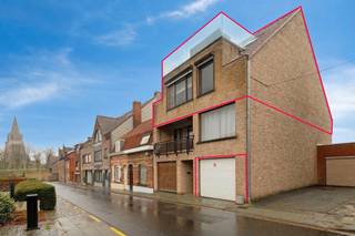 Appartement te koop in Ieper met een uniek dakterras met uitzicht op de Ieperse Vestingen. Dit appartement te koop in de Vaubanstraat heeft verder twee ruime slaapkamers en een garage. Gelegen in een residentie van slechts twee appartementen op wandelafstand van het historische centrum en de Menenpoort.INDELINGTweede verdieping: Inkomhal met apart toilet - ruime woonkamer (30m²) met salon en eetplaats - lichtrijke keuken (11m²) met ontbijthoek - slaapkamer (13m²) Derde verdieping: Ruime slaapkamer - badkamer - zonnig dakterras met uitzicht op het historische centrum en de Vestingen.Gelijkvloerse verdieping: Garage (inclusief de prijs).TROEVEN- Gelegen in een rustige straat- Toplocatie nabij centrum en Vestingen- Twee ruime slaapkamers - Garage inclusief- Kleine residentie (twee appartementen)- Uniek dakterras - Mits warmtepomp EPC B!Dit pand is onderworpen aan de renovatieverplichting van de Vlaamse overheid voor residentiële gebouwen (behoudens bij sloop binnen 5 jaar na de aankoop). Consulteer voor meer informatie de website van het Vlaams Energie- en Klimaatagentschap via https://www.vlaanderen.be/een-woning-kopen/renovatieverplichting-voor-residentiele-gebouwen