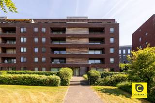 <p><span>Lichtrijk topappartement (114 m²) met 2 terrassen in de groene Veldekens!</span></p><p><span>Bent u op zoek naar een ruim, instapklaar en uiterst energiezuinig appartement op een toplocatie? Dit prachtig 2-slaapkamerappartement van ca. 114 m² (cfr. EPC) bevindt zich in een modern en prima onderhouden gebouw met lift in de begeerde wijk 'Veldekens' te Berchem. Op deze absolute droomlocatie woont u heerlijk rustig en kwalitatief te midden van een groene omgeving, terwijl winkels, scholen, openbaar vervoer en belangrijke invalswegen vlak nabij zijn. Met een EPC A-label en conforme elektriciteit bent u bovendien verzekerd van een energiezuinige en zorgeloze toekomst! Het appartement is </span><span>beschikbaar vanaf 1/10/2027.</span></p><p><span> </span></p><p><span>Inkomhal & gastentoilet</span></p><p><span>U stapt het appartement binnen via de royale inkomhal met veiligheidsdeur en videofoon. Vlak bij de inkom vindt u het aparte gastentoilet, uitgerust met een handig handenwasser.</span></p><p><span> </span></p><p><span>Woonkamer, keuken & bijkeuken</span></p><p><span>Het ruimtelijke gevoel wordt meteen bevestigd in de indrukwekkende leefruimte (ca. 43 m²). Dankzij de grote schuiframen aan weerskanten baadt de kamer in het natuurlijke daglicht.</span></p><p><span>De open keuken is functioneel ingericht met veel werk- en opbergruimte en voorzien van kwalitatieve inbouwtoestellen zoals een oven, vaatwasser en koelkast. Direct aanpalend aan de keuken bevindt zich een aparte berging/bijkeuken die ideaal dienstdoet als wasruimte en voor extra opbergruimte zorgt.</span></p><p><span> </span></p><p><span>Slaapkamers & Luxe badkamer</span></p><p><span>Het appartement beschikt over twee uitzonderlijk ruime slaapkamers op een onderhoudsvriendelijke tegelvloer. De master bedroom (ca. 21 m²) biedt een zee aan ruimte, terwijl de tweede volwaardige slaapkamer (ca. 13 m²) reeds is uitgerust met een praktische ingemaakte kastenwand.</span></p><p><span>De royale badkamer is een waar ontspanningsoord: uitgerust met zowel een heerlijk ligbad als een grote inloopdouche met dubbele regendouchekop en een stijlvol lavabomeubel.</span></p><p><span> </span></p><p><span>Terrassen aan voor- én achterzijde</span></p><p><span>Een absolute troef zijn de twee ruime terrassen. Aan de voorzijde geniet u van een riant terras (ca. 4,5 m x 1,7 m) voorzien van een elektrische screen voor de gewenste schaduw. Aan de achterzijde bevindt zich het tweede terras (ca. 4,5 m x 1,8 m). Door deze indeling geniet u de hele dag door van zowel zon als schaduw én een heerlijk groen uitzicht op de omgeving.</span></p><p><span> </span></p><p><span>Extra troeven:</span></p><p><span>- Uiterst energiezuinig: Topscore met een EPC A-label.</span></p><p><span>- Elektriciteit conform: Volledig goedgekeurde en conforme installatie.</span></p><p><span>- Grote oppervlakte: Ca. 114 m² bewoonbare oppervlakte (cfr. EPC).</span></p><p><span>- Zon & Schaduw: Terrassen aan zowel voor- als achterzijde (inclusief elektrische screen).</span></p><p><span>- Topcomfort: Grote leefruimte, royale slaapkamers en badkamer met ligbad én dubbele inloop-regendouche.</span></p><p><span>- Toplocatie: Rustig en groen wonen in de Veldekens met een uitstekende Mobiscore.</span></p><p><span> </span></p><p><span>Kortom: een royaal, energiezuinig en lichtrijk appartement op een absolute droomplek in Berchem. Maak snel uw afspraak voor een bezoek!</span></p>
