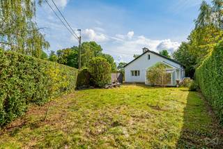 OVERIJSE - Bloemenwijk : Villa van +/- 198m² (volgens EPC), gelegen op een perceel van +/- 1.043m². Ideaal gelegen aan het einde van een doodlopende straat, in een rustige en residentiële omgeving, is deze woning als volgt ingedeeld: Gelijkvloers : inkomhal van +/- 13m² met toilet, leefruimte van +/- 42m² met veranda, ingerichte keuken van +/- 13m², 2 slaapkamers van +/- 11 & 15m², een volledig gerenoveerde badkamer van +/- 9m² met douche, ligbad en dubbele wastafel en een wasruimte van +/- 6m². 1ste verdieping : een slaapkamer van +/- 19 m² en een zolder van +/- 74 m². Kelderverdieping : kelders van +/- 21 m². Buiten : een ruime tuin rondom de woning en een dubbele garage. EPC D 314 kWh/(m² jaar). Deze te renoveren woning is gelegen in een groene wijk, vlak bij winkels, scholen en openbaar vervoer. Meer informatie of een bezoek? Contacteer WE INVEST OVERIJSE op 02/455.20.35 of via overijse@weinvest. Niet-contractuele advertentie, onder voorbehoud van wijzigingen. De oppervlaktes worden louter ter indicatie vermeld.