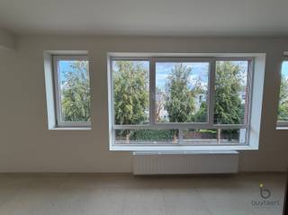 <p><span>Dit prachtig gerenoveerde penthouse op de tweede verdieping bevindt zich in de zeer gegeerde Tentoonstellingswijk en combineert hedendaags wooncomfort met een uitstekende ligging. Het appartement beschikt over drie slaapkamers en is geschikt voor maximaal drie personen binnen één gezin. De ruime en lichtrijke leefruimte zorgt voor een aangename woonbeleving en sluit aan op de moderne, volledig uitgeruste keuken met alle nodige toestellen. De badkamer is stijlvol ingericht en voorzien van een praktische inloopdouche. Daarnaast beschikt het appartement over een apart toilet. Dankzij de ligging op de tweede verdieping geniet u van een aangenaam gevoel van rust en privacy. De omgeving is bijzonder aantrekkelijk: belangrijke invalswegen zijn vlot bereikbaar, terwijl scholen en dagelijkse voorzieningen zich in de nabije omgeving bevinden. Ook een mooi park ligt vlakbij en biedt de mogelijkheid om te wandelen, te ontspannen of te genieten van de groene omgeving. Dit volledig gerenoveerde penthouse is een ideale woonst voor wie op zoek is naar een comfortabele, stijlvolle en rustig gelegen woning in een van de meest gegeerde wijken.</span><span> </span></p><p><span>Huurprijs is €1325 + €90 vaste kosten.</span></p><p><span>Onmiddellijk beschikbaar. Bel of mail ons voor een bezichtiging.</span></p><p><span> </span></p>