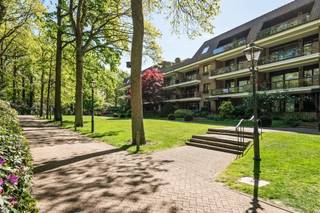 <p><span> </span></p><p><span>Cette propriété d'exception se compose d'un grand appartement (env. 260 m²) au premier étage et d'un deuxième appartement, plus petit (env. 115 m²), situé au rez-de-chaussée, dans le domaine Eikendael.</span></p><p><span> </span></p><p><span>Appartement de type villa au 1er étage</span></p><p><span>Grâce à sa grande surface habitable ainsi qu’à son accès direct (seul appartement à cet étage), ce logement offre le confort d’une villa au sein de ce domaine exclusif de Brasschaat. Vous entrez dans l’appartement par le hall d’entrée qui donne accès aux différentes pièces de vie. Côté jardin, on trouve un salon, une salle à manger centrale et un salon ou une bibliothèque. Cuisine très spacieuse avec coin petit-déjeuner et arrière-cuisine. Chambre principale avec dressing et salle de bains spacieuse. Pièce séparée, pouvant servir de chambre d’amis ou de dressing supplémentaire. Toilettes pour invités et une ancienne salle de douche pouvant servir de buanderie ou de débarras. </span></p><p><span> </span></p><p><span>Grandes terrasses (environ 60 m²)</span></p><p><span>Plusieurs terrasses entourent l’appartement, vous permettant de profiter toute la journée du parc.</span></p><p><span> </span></p><p><span>Maison d'hôtes</span></p><p><span>Au rez-de-chaussée se trouve un appartement aménagé en maison d’hôtes et pouvant servir de logement pour le personnel résidant sur place, d’hébergement pour les invités ou d’espace de loisirs et de détente. Cet appartement comprend actuellement un espace bien-être avec notamment un sauna, une salle de loisirs ou un atelier, une salle de bains, une kitchenette et deux chambres d’amis. À l'avant se trouve un balcon, tandis qu'à l'arrière, une grande terrasse donne sur le jardin.</span></p><p><span> </span></p><p><span>Garage</span></p><p><span>Dans le parking souterrain, un double garage est disponible, pouvant accueillir deux voitures, ainsi que trois débarras situés à l'arrière, utilisés comme cave à vin et espace de rangement. Le supplément pour l'achat de ce double garage et des débarras s'élève à € 60 000,-</span></p><p><span> </span></p><p><span>Particularités</span></p><p><span>Cette propriété exclusive a été entièrement rénovée en 2005 et aménagée avec des matériaux haut de gamme. Sous réserve de quelques travaux de modernisation, cet appartement vous offre tout le luxe, l’espace et le confort que vous pouvez souhaiter.</span></p><p><span>Les possibilités sont nombreuses : vous pouvez l'aménager en appartement de luxe avec un espace de détente ou une maison d'hôtes séparée, ou encore y prévoir un espace pour du personnel résidant sur place ou pour la famille. Il est également envisageable de diviser les appartements en deux logements distincts.</span></p><p><span>Appartement de la villa : label EPC A (90 kWh), appartement de la maison d'hôtes : label EPC C (207 kWh)</span></p><p><span> </span></p><p><span>Pour plus d'informations, veuillez contacter notre agence</span></p>