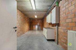 <p><span>Peutie: multifunctionele ruimte momenteel ingericht als atelier, archief en receptiezaal. De ruimtes zijn zeer flexibel en kunnen, indien gewenst, met elkaar verbonden worden. Dit maakt ze ideaal voor verschillende toepassingen, zoals opslagplaats, magazijn, kantoorruimtes of afzonderlijke kabinetten. Ook als werkplaats of creatieve studio kan de indeling eenvoudig worden aangepast. De indeling en mogelijkheden zijn duidelijk zichtbaar op het plan dat in de foto's wordt weergegeven. Standaard is de ruimte meteen bruikbaar als opslagplaats, maar met enkele aanpassingen kan ze volledig afgestemd worden op specifieke noden of bedrijfsactiviteiten. Dankzij de praktische indeling en de grote flexibiliteit biedt deze locatie veel potentieel voor uiteenlopende projecten. Geïnteresseerd in meer informatie of een bezoek ter plaatse? Neem gerust contact op om de ruimte te ontdekken en de mogelijkheden samen te bespreken.</span></p>