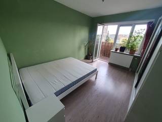 LICHTRIJK TOPAPPARTEMENT (81M2) MET ZUIDWESTGERICHT TERRAS<br /><br />LICHTRIJK TOPAPPARTEMENT (81M2) MET ZUIDWESTGERICHT TERRAS<br />Vraagprijs: 198.000 euro<br /><br />Ben je op zoek naar een instapklaar, gezellig appartement op een absolute toplocatie in Deurne? Dit charmante appartement op de bovenste verdieping (3e verdieping, geen lift) combineert privacy, een uitstekende bereikbaarheid en minimale maandelijkse lasten.<br /><br />TROEVEN IN DE KIJKER:<br />Uitzonderlijk lage vaste kosten: Slechts 37 euro per maand (enkel de blokpolis)! Geen dure syndicuskosten of liftkosten.<br /><br />Individuele meters: Alle nutsvoorzieningen (water, gas en elektriciteit) hebben aparte meters. Je betaalt dus puur wat je zelf verbruikt.<br /><br />Toplocatie (Mobiscore 8,9/10): Alles op wandel- en fietsafstand (openbaar vervoer, winkels, parken en scholen). Snelle verbinding naar Antwerpen-centrum en Wijnegem shoppingcenter.<br /><br />Zuid / ZuidWest gericht terras (4,3m2): Heerlijk genieten van de zon rechtstreeks toegankelijk vanuit de slaapkamer.<br /><br />Geen bovenburen: Gelegen op de bovenste verdieping,<br /><br />Gunstig EPC-label D: Geen renovatieverplichting! Je kunt hier meteen intrekken en opfrissen op je eigen tempo.<br /><br />Extra bergruimte: Inclusief een handige berging in de hal én een ruime, privatieve kelderberging. (circa 2,5x3 : 7,5m²)<br /><br />INDELING:<br />Inkomhal met een praktische ingebouwde berging. Lichte en gezellige leefruimte met extra brede vensterbank en aansluitend de keuken met klein terras. Verder beschikt het appartement over een badkamer met douche/ligbad en 2 volwaardige slaapkamers,(circa 390x350 en 390x290) waarvan de hoofdslaapkamer rechtstreeks toegang biedt tot het zonnige, zuidgerichte terras.<br /><br />Alle verplichte keuringen en documenten zijn aanwezig en volledig geldig! (Epc, asbest attest, elektrische keuring)<br /><br />Het appartement wordt momenteel nog bewoond door de eigenaar, (niet verhuurd) maar komt volledig vrij en leeg te staan tegen de datum van de notariële akte.<br /><br />Mis deze kans niet en plan snel je bezoek!<br />0456/089104<br /><br />