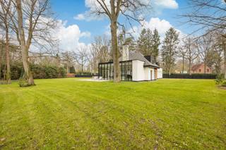 <p>Deze high-end vernieuwbouwvilla werd tot op het bot gestript en volledig heropgebouwd<br />met oog voor detail en duurzaamheid. Alle bestaande structuren werden verwijderd tot op<br />de ruwe bouwschil, inclusief vloeren, technieken en afwerkingen, waardoor een<br />totaalrenovatie van uitzonderlijk niveau mogelijk werd.<br />Bij de heropbouw werd resoluut gekozen voor de meest performante en toekomstgerichte<br />oplossingen op het vlak van energie-efficiëntie. Dankzij doorgedreven isolatie,<br />hoogrendementsglas, geavanceerde technieken en een doordachte materiaalkeuze voldoet<br />de woning aan de strengste hedendaagse energienormen.<br />Het resultaat is een luxueuze, instapklare villa waar esthetiek en comfort hand in hand gaan<br />met een uiterst laag energieverbruik, een duurzame investering met oog op de toekomst.<br /><br />Indeling:<br />Inkomhal met vestiaireruimte en gastentoilet.<br />Aansluitend bevindt zich een polyvalente ruimte die perfect kan worden ingericht als bureau<br />of tv-kamer, evenals een ruime eetkamer.<br />De royale leefruimte wordt gekenmerkt door veel natuurlijke lichtinval en heeft een prachtig<br />zicht op de tuin. De eetkamer met polyvalente ruimte, het salon en de open vloeien<br />harmonieus in elkaar over. De polyvalente ruimte kan perfect dienst doen extra tv-<br />kamer/zithoek/speelhoek ….. De open, hypergeïnstalleerde keuken bevindt zich in een<br />elegante glazen uitbouw en is uitgerust met hoogwaardige, energiezuinige toestellen die<br />perfect aansluiten bij het totaalconcept van de woning.<br />Verder beschikt de woning over een dubbele inpandige garage en een berging.<br /><br />Verdieping 1<br />Overloop met toegang tot de master bedroom met en-suite badkamer en voorzien van een<br />ruime inloopdouche, dubbele wastafel en ligbad, ruimte voor een dressing en met een<br />panoramisch zicht op de tuin.<br />Daarnaast een tweede slaapkamer met eigen douchekamer en dubbele wastafel. Verder zijn<br />er nog twee ruime slaapkamers die samen gebruik maken van een derde badkamer met<br />inloopdouche en enkele wastafel. Tot slot is er ook een apart toilet en een praktische<br />wasruimte.<br /><br />Terras en tuin<br />De woning is omgeven door een grote tuin met een ruim zonneterras. Bovendien is er de<br />mogelijkheid tot het aanleggen van een zwembad.<br /><br />Bijzonderheden<br />Totaalrenovatie en heropbouw met focus op kwaliteit en energie-efficiëntie, hoogwaardige<br />afwerking en talrijke maatwerkoplossingen, vloerverwarming (warmptepomp), maximale<br />lichtinval, regenwaterput en zonnepanelen, EPC 67 kWh/m2 - label A - UC 0003661467, Vg-<br />Wp-Vv-Gvkr-Gmo-Gworg<br />Verkoop onder registratierechten.</p>