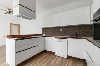 Halfopen woning in het centrum van Tielt met 4 slaapkamers, gezellige buitenruimte en een parkeerplaats naast de woning, op wandelafstand van het station, scholen en winkels.<br /><br />De woning werd grotendeels reeds gerenoveerd en biedt dankzij de praktische indeling en de vele ruimtes een aangenaam wooncomfort voor gezinnen of wie op zoek is naar extra ruimte.<br /><br />INDELING:<br /><br />Via de inkomhal met ingemaakte kast en gastentoilet betreedt u de woning. De ruime en lichtrijke living biedt een gezellige leefruimte en sluit aan bij de volledig uitgeruste keuken met vaatwas, kookplaat, dampkap, oven en voldoende kastruimte. Aansluitend bevindt zich een ruime berging met aansluiting voor de wasmachine. Vanuit de keuken is er eveneens toegang tot de kelder.<br /><br />De woning beschikt over vier ruime slaapkamers en twee badkamers, elk voorzien van toilet, douche, lavabo en praktische ingemaakte kasten.<br /><br />Buiten geniet u van een gezellige onderhoudsvriendelijke koer. Naast de woning is bovendien een eigen parkeerplaats voorzien wat een extra troef is het centrum van Tielt.<br /><br />Een ruime gezinswoning met veel mogelijkheden:<br />- op een uitstekende locatie dichtbij winkels, scholen en alle voorzieningen<br />- met een comfortabel EPC B<br />- en conforme elektrische installatie<br /><br />Benieuwd wat deze woning te bieden heeft? Maak nu een afspraak via ark@arkvastgoed.be