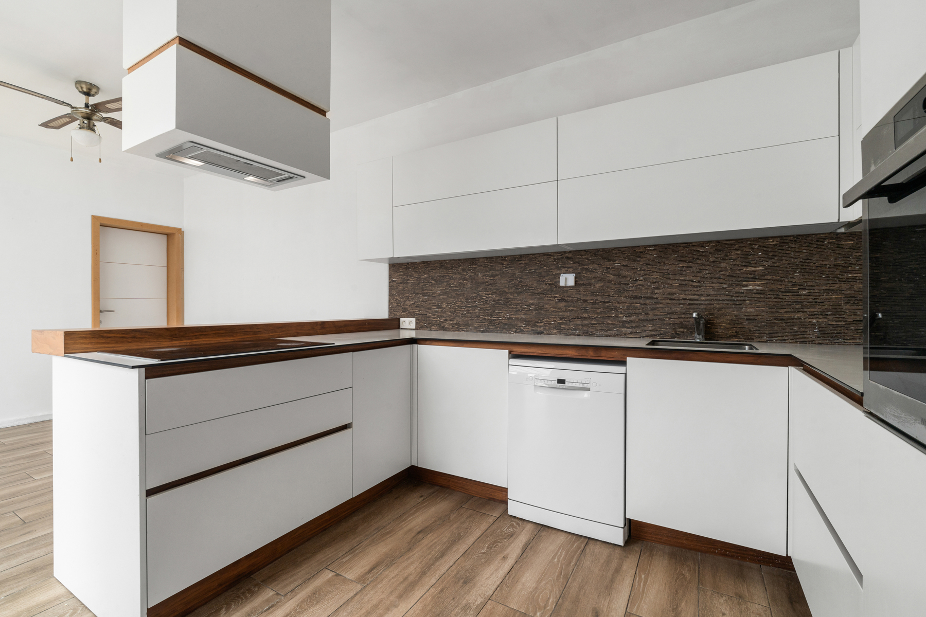 Verrassend ruime grotendeels al gerenoveerde woning, 4 slpks - foto 3