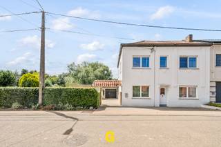 Langs de Brugstaat ter hoogte van nummer 3 in het mooie Lauw, bevindt zich deze te renoveren halfopen woning op een perceel van 3a 96ca.<br /><br />Voor wie houdt van rust en de charme van een kleine gemeente, zonder te moeten inboeten aan bereikbaarheid, is Lauw mogelijk een ideale woonomgeving. Hier woont men rustig midden in het groen, op slechts een vijftal minuutjes van het centrum van Tongeren. De basisschool van Lauw ligt hier vlakbij. Op slechts een viertal kilometer ligt de op- en afrit E40. Natuurliefhebbers kunnen hier genieten van tal van wandel- of fietswegjes in de mooie omgeving van natuurgebied de Jekervalei. <br /><br />Deze grondig te renoveren woning straalt veel karakter en sfeer uit, onder meer door de ligging in dit charmante kerkdorp en de mooie statige gevel met het poortje naar de fijne tuin met gezellig overdekt terras. Voor wie graag een woning met charme en karakter weer nieuw leven wil inblazen, vormt dit huis een mooie basis voor een geslaagde renovatie.<br /><br />INDELING/OMSCHRIJVING<br /><br />GELIJKVLOERS<br />-Inkom<br />-Ruime leefruimte ingedeeld met een zitplaats, eetplaats en tweede zitplaats met zicht op de tuin<br />-Aparte keuken<br />-Trap naar de verdieping<br />-Hal met WC en achterliggende tweede zitplaats, met aanpalend terras/tuintje<br />-Ruime garage met berging met CV<br /><br />1ste VERDIEPING:<br />-Nachthal<br />-Vier slaapkamers<br />-Badkamer<br /><br />BUITEN:<br />-Leuke tuin, perfect aansluitend bij het karakter van dit huisje<br />-Gezellig overdekt terras, de ideale plek om gezellig samen te zijn met familie of vrienden<br /><br />EPC: 733 kWh/m² pj – RENOVATIEPLICHT. Wie aan de voorwaarden voldoet, komt in aanmerking voor het bekomen van een aantal noemenswaardige premies. Meer info via<br />https://www.vlaanderen.be/bouwen-wonen-en-energie/bouwen-en-verbouwen/premies-voor-renovatie/mijn-verbouwpremie/wie-kan-mijn-verbouwpremie-aanvragen/mijn-verbouwpremie-voor-eigenaar-bewoner