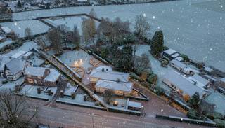 Prachtige woning met mooie privétuin en aansluitend weiland met een totale perceel oppervlakte van 5.908 m². De woning beschikt over een inkomhal met gastentoilet en vestiairekasten, ruime woonkamer (60 m²) met aansluitend zonneterras, ingerichte keuken, 2 slaapkamers, 2 badkamers, wasplaats en dubbele inpandige garage.<br /><br />Prachtige tuin met aanpalend weiland. Ideaal voor de dierenliefhebber!<br /><br />Indeling:<br />U betreedt de woning via de inkomhal met gastentoilet en inbouwkasten. Van hieruit heeft u toegang tot alle leefruimten. Aan de rechterzijde bevindt zich de ingerichte keuken met zicht op de voortuin en voorzien van alle comfort (keramische kookplaat, dampkap, vaatwasser, combi-oven en Amerikaanse koelkast met koel/vriescombinatie). Aansluitend treft u nog een praktische berging. Aan de linkerzijde geeft de inkomhal toegang tot de woonkamer dewelke zeer ruim en licht is en een prachtig zicht biedt op de tuin achteraan. De woonkamer heeft hoge plafonds en een gezellige inbouwgashaard. De tuindeuren bieden toegang tot het zonovergoten terras rondom de woning.<br /><br />Op de verdieping bevinden zich 2 slaapkamers, 2 badkamers en de wasplaats voorzien van inbouwkasten en aansluitingen voor wasmachine en droogkast. De masterbedroom beschikt over een ruime kastenwand met spiegels met aansluitend de ingerichte badkamer (ligbad, douche, toilet en dubbele wastafel). De tweede slaapkamer beschikt over een douchekamer (douche, enkele wastafel en toilet).<br /><br />In de kelderverdieping bevindt zich de dubbele inpandige garage, diverse opbergkasten en de CV-ruimte. <br /><br />Prachtige, onder architectuur aangelegde parktuin voorzien van diverse terrassen en een beregeningsinstallatie. Verder nog een mooi, volledig omheind weiland. <br /><br />Bijzonderheden:<br />-Automatische poort vooraan perceel<br />-Privé parkeerplaatsen + carport<br />-Hoogwaardige materialen gebruikt (o.a. eiken parket vloeren)<br />-Verwarming op aardgas<br />-Alarm aanwezig<br />-Airco aanwezig in de woonkamer