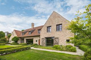 Deze exclusieve villa, gebouwd door het gerenommeerde bouwbedrijf Mattibouw, combineert charme en luxe met hedendaagse technologieën. Er werd...