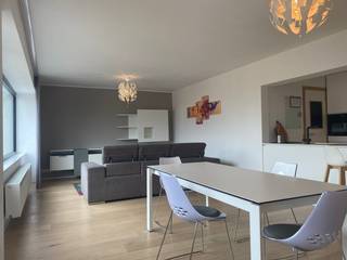 <span>Deze kleinere residentie met 7 volledig gerenoveerde appartementen, 2018, is uitstekend gelegen, zowel naar autosnelwegen, station Leuven, winkels,…</span><br /><br /><span>Dit dakappartement is gelegen op de derde verdieping.</span><br /><br /><span>Het appartement bestaat uit een mooie, grote, zéér lichtrijke woonkamer met ruime open geïnstalleerde keuken met aansluitende een handige berging. In de berging kan u de wasmachine aansluiten. </span><br /><br /><span>Via de nachthal, waar een kastenwand is, kom je bij de 3 volwaardige slaapkamers (achteraan), de badkamer en het aparte toilet.</span><br /><br /><span>Vanuit de masterbedroom is er toegang tot het aangename en rustig terras.</span><br /><br /><span>In de residentie is er nog een kelderberging, handig voor spullen op te bergen.</span><br /><br />De verkoper huurt momenteel een gesloten garagebox achter het gebouw, dit huurcontract zou kunnen overgenomen worden. <br /><br /><span>Bent u op zoek naar een zéér goed gelegen, degelijk appartement, als startersappartement of als investering, aarzel niet en ontdek de voordelen van dit ruime appartement.</span><br /><br />Wees er snel bij en ontdek als één van de eersten jouw toekomstige appartement. Kom naar de lancering van de verkoop op dinsdag, 13 oktober 2026 vanaf 17u! Plan nu jouw bezoek via info@immoreulens.be.<br />