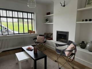 Welkom in deze recent gerenoveerde woning in Ingooigem, een charmante plek waar modern comfort en landelijke rust elkaar moeiteloos versterken...