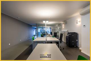 Immo Van Middelem verkoopt deze handels/kantoorruimte van 176m² te verdelen over het gelijkvloers en -1.Het pand is volledig ingericht pand met een...