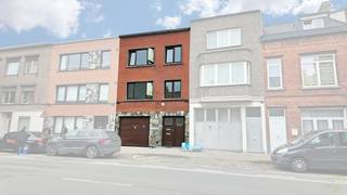 Deze eigendom aan de Frans Van Ryhovelaan in Gent bestaat uit twee ruime appartementen en vormt een aantrekkelijk geheel voor zowel bewoning als investering. Het pand omvat een één-slaapkamerappartement op het gelijkvloers en een duplex met twee slaapkamers op de eerste en tweede verdieping.<br /><br /><strong>Ligging:</strong><br />Het gebouw bevindt zich in goed bereikbare buurt in Gent, met vlotte verbinding naar het stadscentrum, UZ Gent, Gent-Sint-Pieters en diverse voorzieningen op wandelafstand. De combinatie van bereikbaarheid en stedelijke dynamiek maakt dit een uitstekende locatie voor zowel bewoners als investeerders.<br /><br /><strong>Indeling van het gelijkvloers appartement (1 slaapkamer):</strong><br />Het appartement op het gelijkvloers beschikt over een inkomhal die toegang biedt tot de verschillende ruimtes. De keuken sluit aan op de leefruimte, die zicht biedt op de koer. Verder is er een badkamer, een praktische berging en een ruime slaapkamer. Achteraan bevindt zich een gezellige koer, ideaal als buitenruimte in de stad.<br /><br /><strong>Indeling van het duplex-appartement (2 slaapkamers):</strong><br />Het duplex-appartement beschikt op het gelijkvloers over een garage en een kelder, wat een groot praktisch voordeel biedt in de stad.<br />Op het eerste verdiep bevindt zich de leefruimte met open keuken, een ruime en lichte leefzone. Daarnaast is er de badkamer met douche.<br />Op het tweede verdiep bevinden zich twee slaapkamers, ideaal voor koppels en kleine gezinnen. <br /><br /><strong>Extra troeven:</strong><br />✅ Twee afzonderlijke appartementen<br />✅ Inclusief garage<br />✅ Centrale en vlot bereikbare Gentse ligging<br />✅ Interessant opbrengsteigendom<br />✅ Geschikt voor eigen bewoning én verhuur<br />✅ Ideaal voor investeerders<br /><br />Dit gebouw biedt een uitstekende opportuniteit voor wie op zoek is naar een opbrengsteigendom of een combinatie van eigen bewoning en verhuur in Gent.<br /><br /><strong>Meer weten of dit pand bezichtigen? Contacteer ons vandaag nog voor meer informatie of een afspraak.</strong>