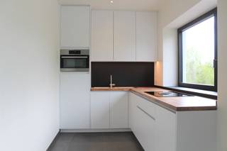 In de Groenlaan in Herzele, op een uitstekende ligging vlak bij het centrum, bevindt zich dit moderne en energiezuinige appartement. Winkels, scholen, openbaar vervoer en tal van dagelijkse voorzieningen bevinden zich in de onmiddellijke omgeving. Hierdoor woont u hier rustig en comfortabel, met alles wat u nodig heeft binnen handbereik.<br /><br />Via de inkomhal bereikt u de bijzonder ruime en lichtrijke leefruimte van maar liefst 54 m². De grote raampartijen zorgen voor een aangename lichtinval en geven toegang tot een zonnig balkon aan de voorzijde. Aansluitend bevindt zich de volledig uitgeruste keuken, afgewerkt met oog voor kwaliteit en voorzien van hedendaags comfort, waaronder een geïntegreerde kookveldafzuiging.<br /><br />Het appartement beschikt verder over twee ruime slaapkamers, een badkamer met douche en wastafel, een afzonderlijk gastentoilet en een praktische berging. Aan de achterzijde bevindt zich een tweede, ruim balkonterras van 11 m², waardoor u aan beide zijden van het appartement over een aangename buitenruimte beschikt.<br /><br />Ook aan comfort werd gedacht. Zo is het appartement uitgerust met onder andere een zonnescreen en videofoon. Een grote bijkomende troef is de privatieve garage met automatische poort, ideaal voor zowel de wagen als extra opslagruimte.<br /><br />Dankzij de energiezuinige uitvoering, de hoogwaardige afwerking en vooral de uitstekende ligging in de Groenlaan is dit een bijzonder aangename woonplek voor wie centraal in Herzele wil wonen.<br /><br />Dit appartement beschikt over beperkte buitenruimtes en leefruimtes, waardoor het niet geschikt is voor het houden van viervoeters. Dit om overlast ten aanzien van de buren te vermijden.<br /><br />Bovendien zijn er geen gemeenschappelijke kosten. Het appartement is beschikbaar vanaf 15/10/2026.<br /><br />Heeft u interesse? Dien dan eenvoudig uw bezoekaanvraag in via de website van Immo Francois. Wij nemen graag contact met u op om een bezoekmoment in te plannen.<br /><br />
