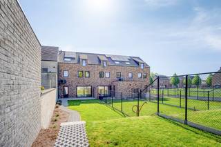 Deze nieuwe woning combineert landelijke charme met energiezuinig en comfortabel wonen. Gelegen op wandelafstand van het prachtige natuurdomein De Kevie en toch op slechts minuten rijden van het centrum van Tongeren, geniet je hier van de rust van het groen én de nabijheid van alle voorzieningen.<br /><br />Indeling<br /> x Gelijkvloers: ruime inkomhal met gastentoilet en vestiaire, open en lichtrijke leefruimte met grote raampartijen, open keuken, praktische berging en technische ruimte.<br /> x Eerste verdieping: twee grote slaapkamers, een volledig ingerichte badkamer en een apart toilet.<br /> x Tweede verdieping: twee extra slaapkamers, zolderruimte en een multifunctionele kamer die kan dienen als 5e slaapkamer, 2e badkamer of hobbyruimte.<br /><br />Troeven van deze woning<br /> x Bijna-energieneutraal (BEN): E-peil lager dan E30, mogelijk zelfs E20, dankzij hoogwaardige isolatie, vloerverwarming, warmtepomp en zonnepanelen.<br /> x Hoogwaardige afwerking: hoogrendementsbeglazing, ventilatiesysteem type D en vloerverwarming.<br /> x Fiscaal voordeel: bij een E-peil van E30 geniet je 5 jaar lang 50% vrijstelling van onroerende voorheffing, bij E20 zelfs 100% vrijstelling.<br /> x Eigen tuin en parkeerplaats met zelfs mogelijkheid tot bijbouwen garage/ carport.<br /><br />Prijsinformatie<br /> x Verkoopprijs: €349.900<br /> x Grondwaarde: €75.000 (+12% registratierechten)<br /> x Constructiewaarde: €274.900 (+21% btw)<br /> x Totaal inclusief registratie en btw: €416.629<br /><br />Ben je op zoek naar een energiezuinige woning met een tijdloze, landelijke uitstraling en een topligging vlak bij de natuur en het stadscentrum?<br />Plan dan snel een bezoek via 012 23 00 23 of mail naar dries@immo-leroi.be.