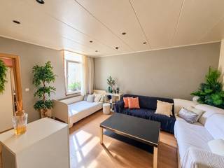 In de Van Amstelstraat in Deurne bevindt zich deze verrassend ruime stadswoning met een bewoonbare oppervlakte van circa 197 m² volgens het EPC. Dankzij de verschillende verdiepingen en de praktische indeling is dit een ideale woning voor een gezin dat op zoek is naar veel ruimte en mogelijkheden.
Het gelijkvloersappartement is momenteel verhuurd aan 800 euro per maand, waardoor het pand ook interessant kan zijn voor wie op zoek is naar een eigendom met een bestaande huuropbrengst. Op het gelijkvloers bevindt zich bovendien een eigen koer. Daarnaast beschikt het gebouw over een praktische kelder.
De woning telt in totaal 4 slaapkamers en 2 badkamers en biedt voldoende ruimte om verder naar eigen smaak in te richten.
Technisch beschikt het pand over een EPC-label C met een energiescore van 285 kWh/m² per jaar. De elektrische installatie is conform en er is een asbestveilig attest aanwezig.
Troeven:
- Circa 197 m² vloeroppervlakte volgens het EPC
- Gelijkvloersappartement momenteel verhuurd
- Bestaande huuropbrengst
- 3 slaapkamers
- 2 badkamers
- Eigen koer
- Praktische kelder
- EPC-label C
- Elektrische installatie conform
- Asbestveilig attest
- Centrale ligging in Deurne
Wilt u deze ruime woning met eigen ogen ontdekken? Neem gerust contact op met Cicero Immo voor meer informatie of om een bezoek in te plannen. Ik begeleid u persoonlijk en beantwoord met plezier al uw vragen.
📞 0466 34 89 90
✉️ info@cicero.immo
🌐 www.cicero.immo
Cicero Immo – Samen vinden we uw ideale thuis.
Erkend vastgoedmakelaar-bemiddelaar – BIV 517.568
